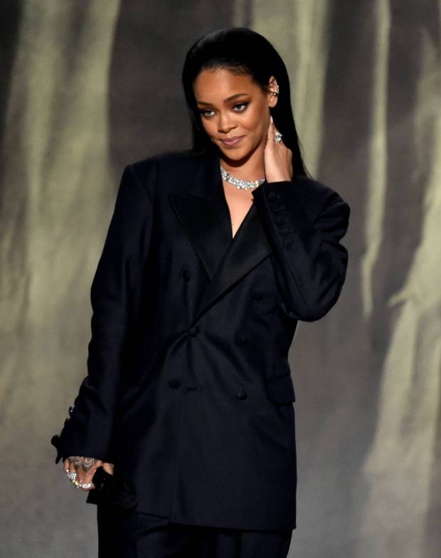 hot-or-hmm-rihanna-grammys-2015-maison-margiela-double-breasted-suit-fbd52